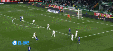 反了？热刺主帅用阿森纳的杯子喝水