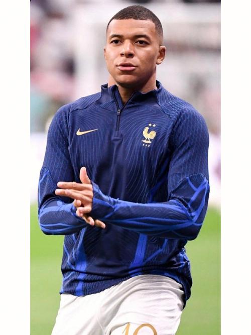 足坛消息：国王杯、巴萨2-0客胜桑坦德竞技；意甲、科莫1-3AC米兰